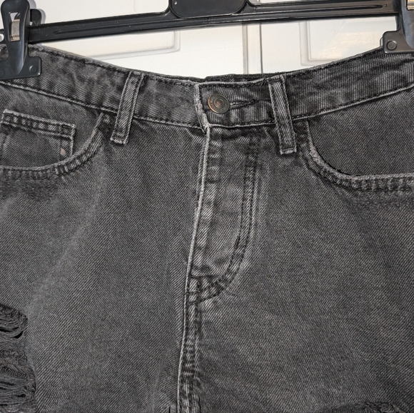 Forever 21 Black Denim Destroyed Cut Off Jean Short Womens Raw Hem Size 25 - Picture 3 of 6